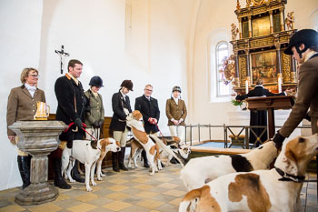 35 - Hounds go to church 35 - Hounds go to church