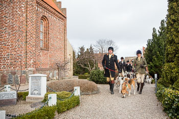 35 - Hounds go to church 35 - Hounds go to church