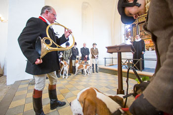 35 - Hounds go to church 35 - Hounds go to church