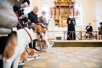 35 - Hounds go to church 35 - Hounds go to church